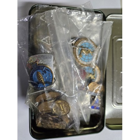 Lot mare insigne vechi străine intr-o cutie, tematici diverse