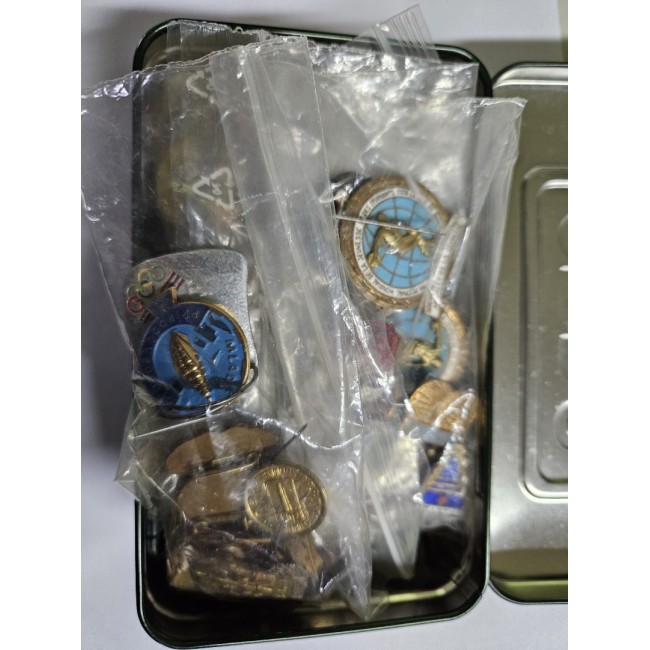 Lot mare insigne vechi străine intr-o cutie, tematici diverse