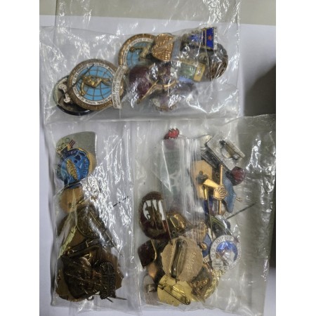 Lot mare insigne vechi străine intr-o cutie, tematici diverse