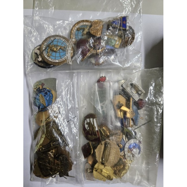 Lot mare insigne vechi străine intr-o cutie, tematici diverse