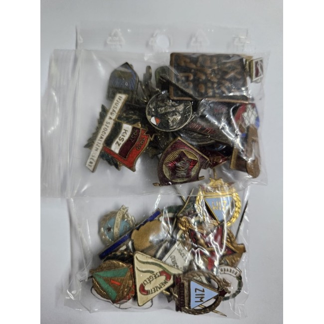 Lot mare insigne vechi străine intr-o cutie, tematici diverse