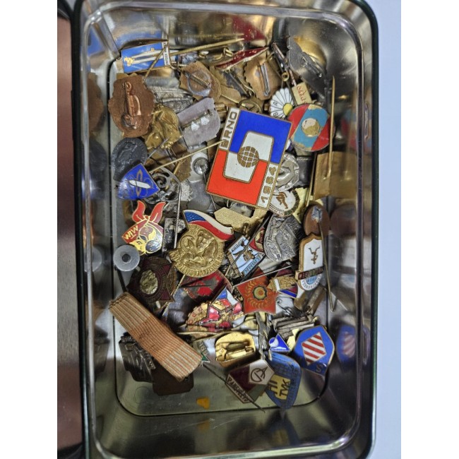 Lot mare insigne vechi străine intr-o cutie, tematici diverse